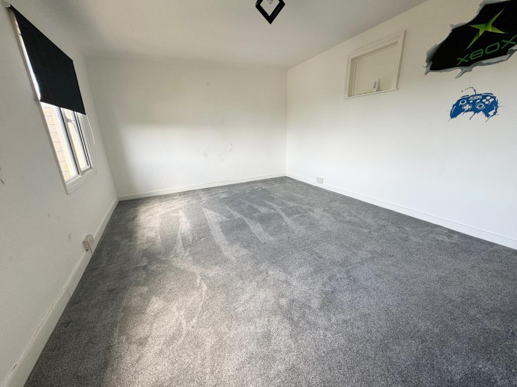 Lot: 56 - TWO-BEDROOM MAISONETTE FOR IMPROVEMENT - Bedroom 1